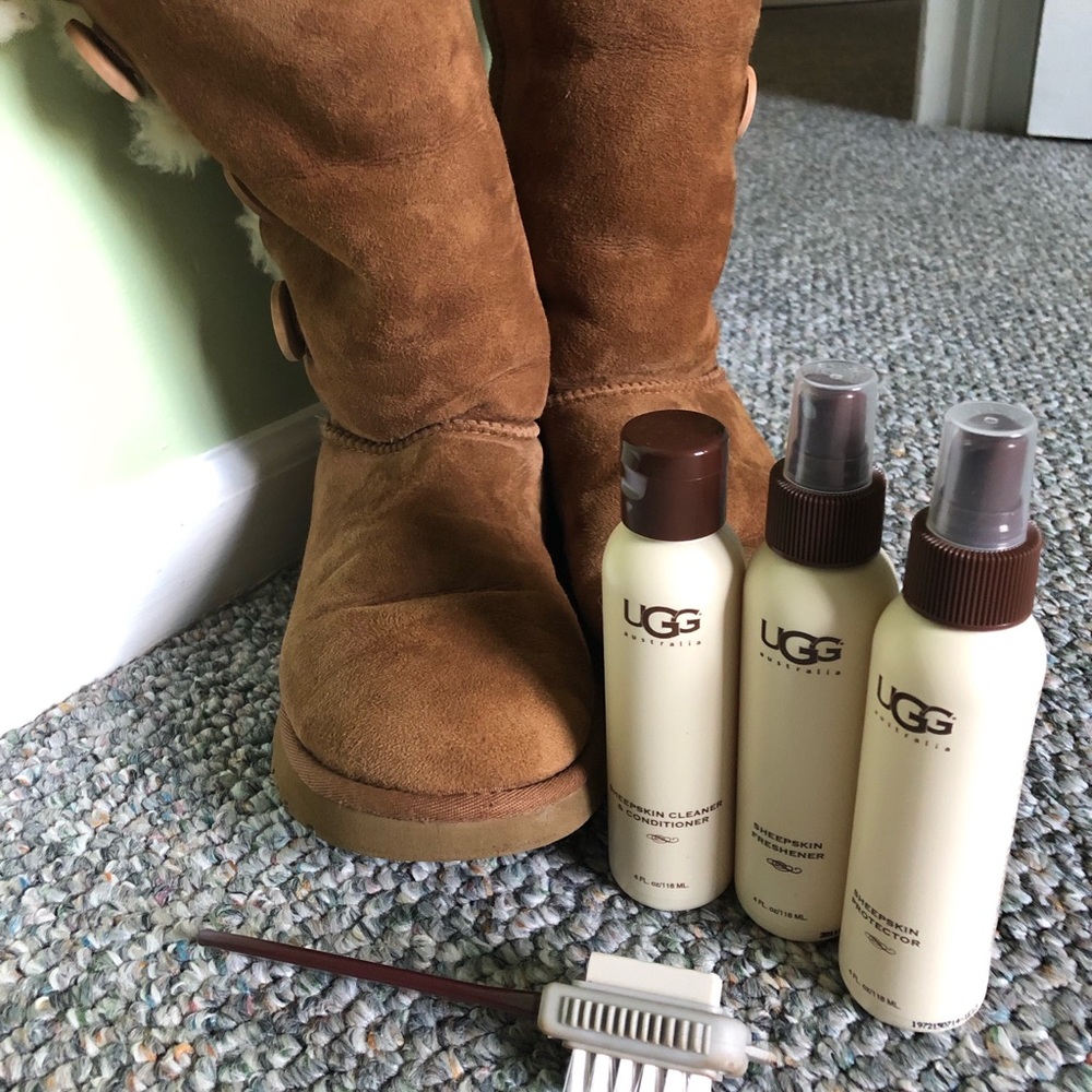 UGG SIZE 8. Comes in box and with maintenance kit.